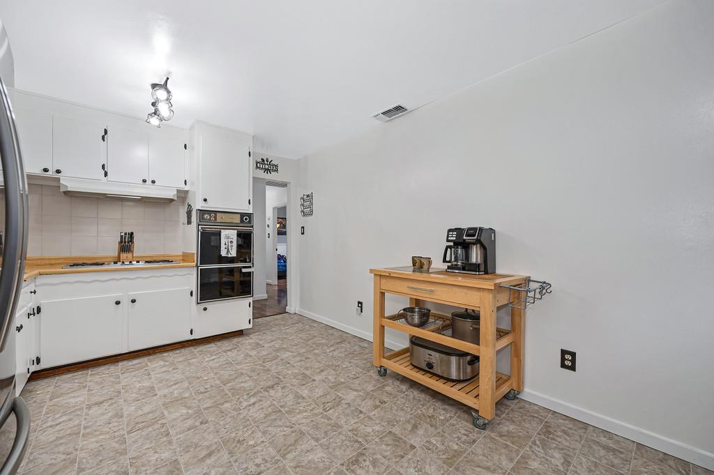 5429 Rambler Way Sacramento, CA 95841 - Photo 8 of 35