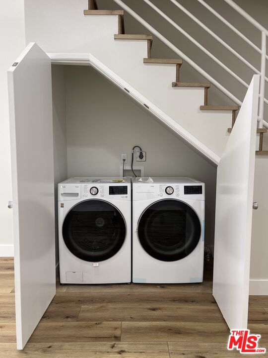 11738 Mayfield Avenue, Unit 114 Los Angeles, CA 90049 - Photo 14 of 25 a utility room with dryer and washer