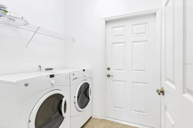 a view of entryway with washer and dryer