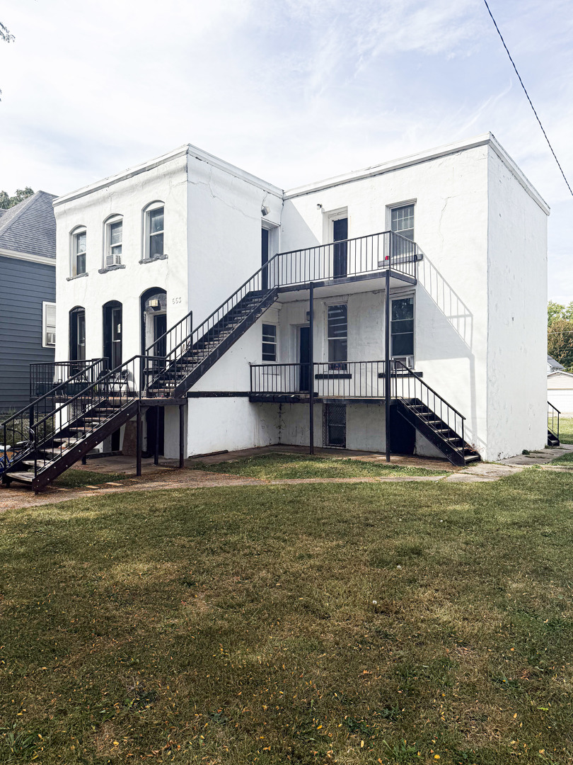 553 South 3rd Avenue Kankakee, IL 60901 - Photo 1 of 14 a house view with a garden space