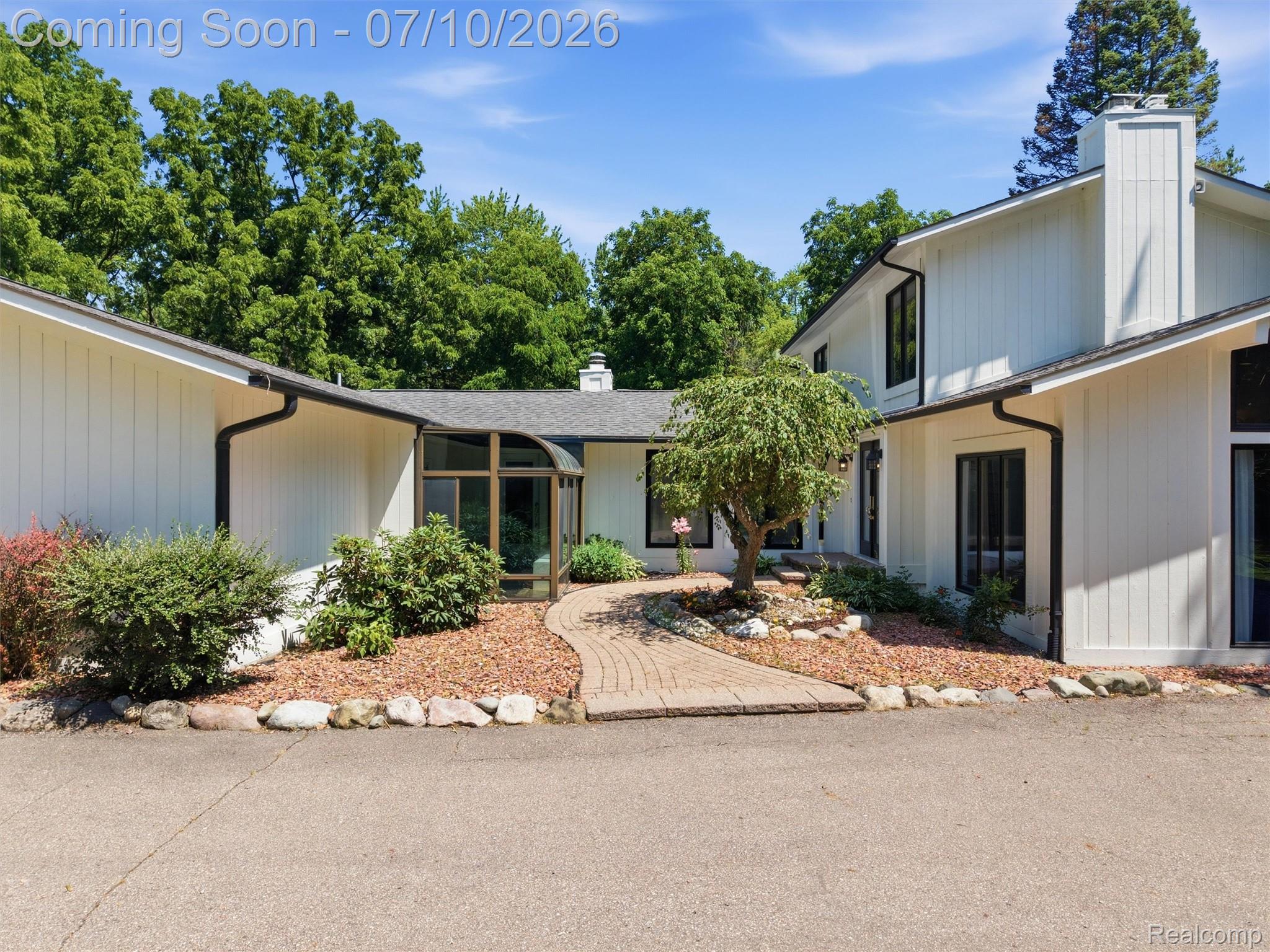 670 West Snell Road Rochester, MI 48306 - Photo 5 of 76 Charming entrance