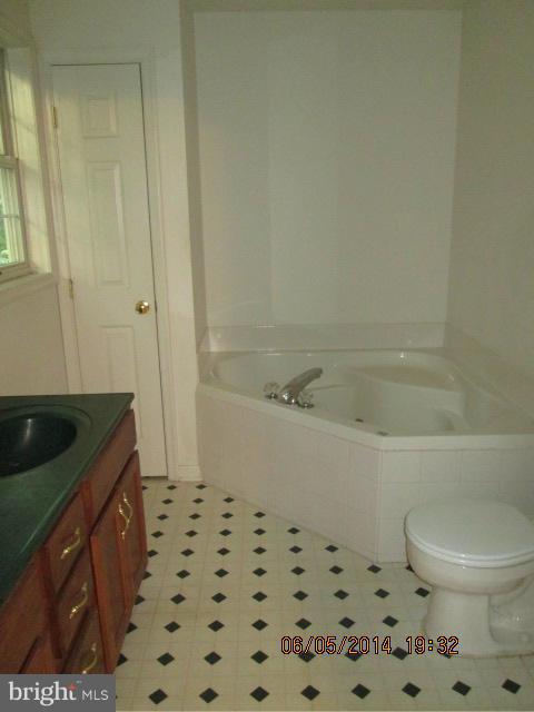 1101 Linwood Road Hagerstown, MD 21740 - Photo 18 of 28 Bath (Master)
