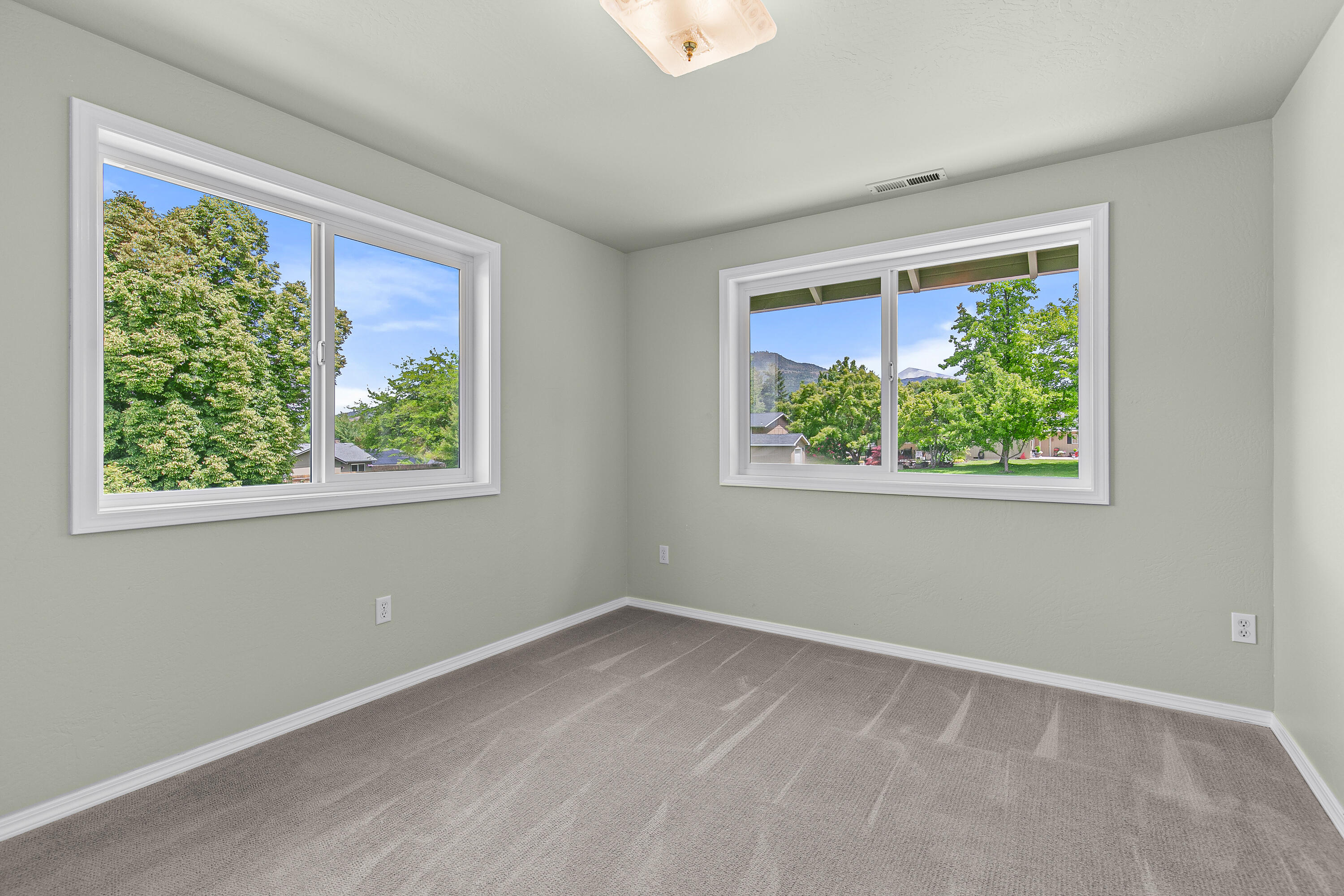 2338 Ridge Way Medford, OR 97504 - Photo 33 of 48 Guest Bedroom - 33