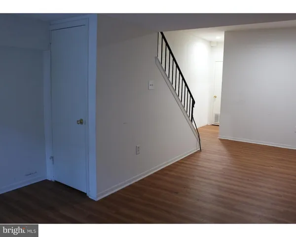 a black and white photo of a cabinet