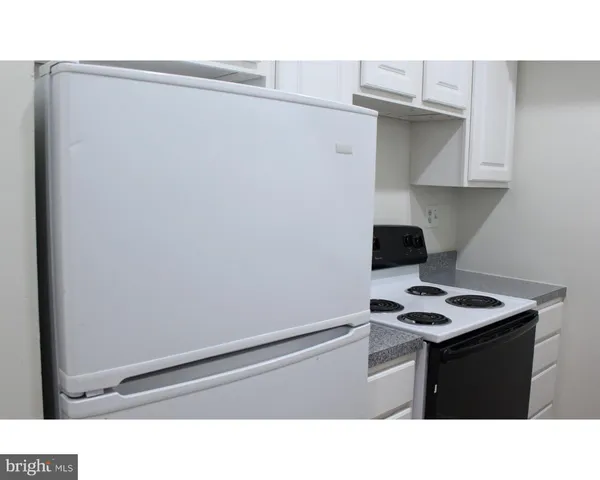 a black and white photo of a bathroom