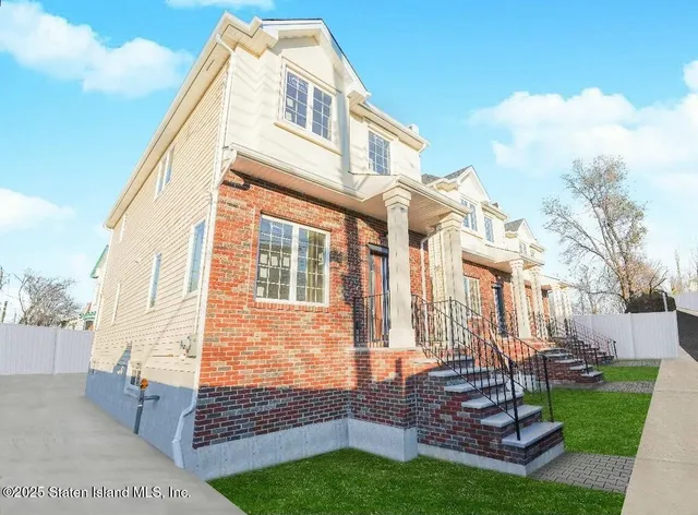 $779,800 | 140 Union Avenue | Mariners Harbor