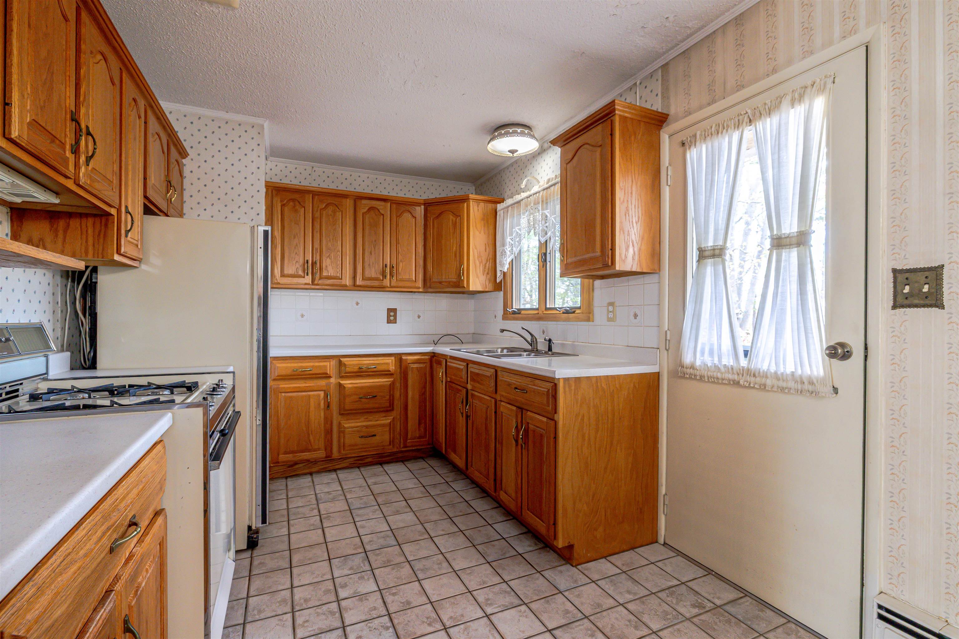 12 Birch Hill Road Hooksett, NH 03106 - Photo 7 of 35