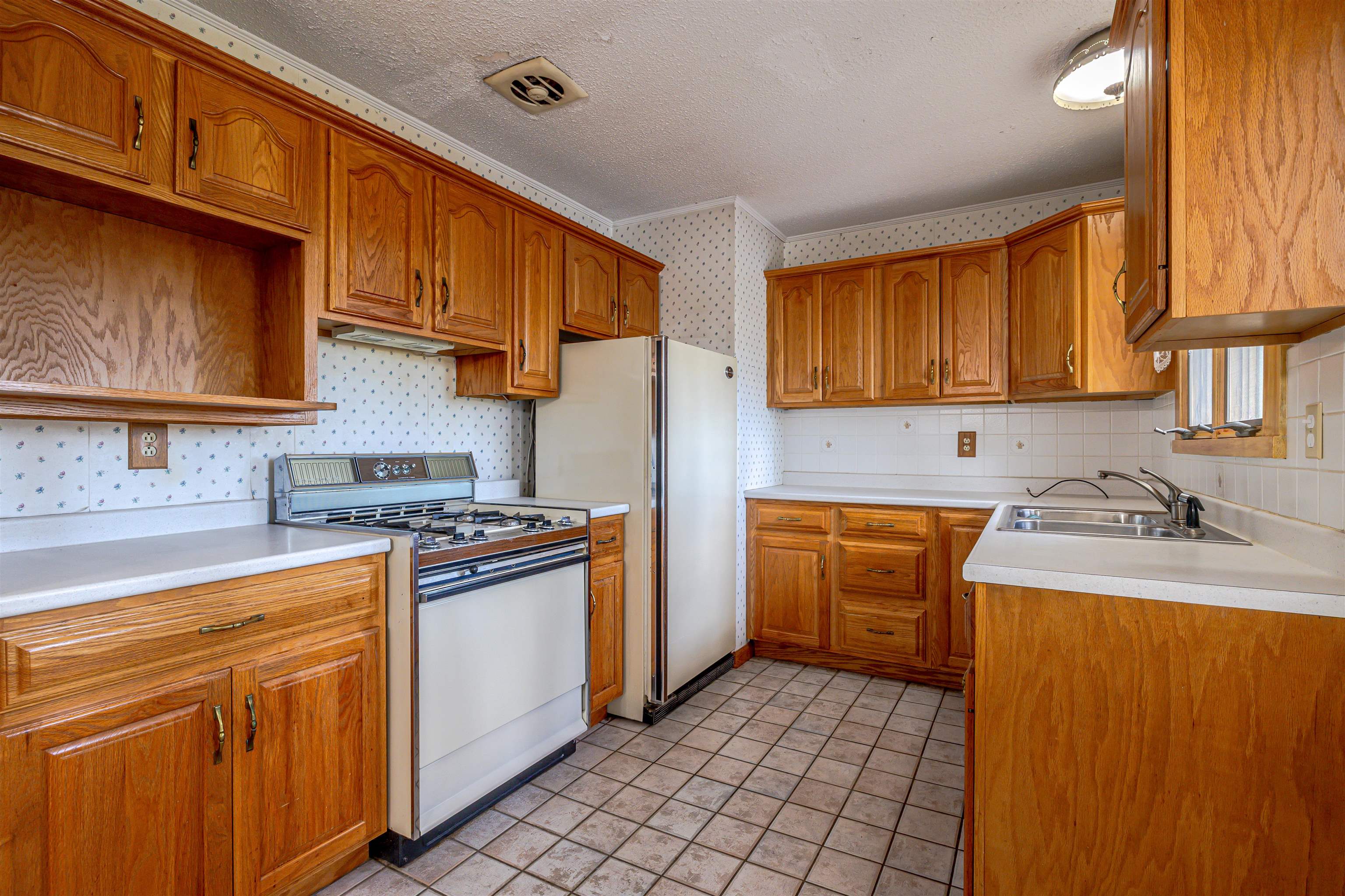 12 Birch Hill Road Hooksett, NH 03106 - Photo 8 of 35