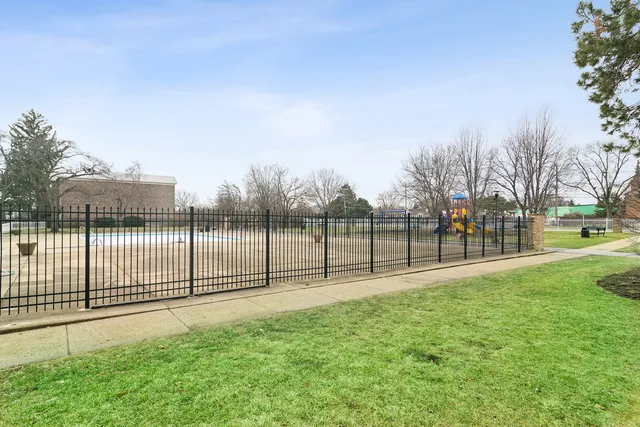 $2,000 | 1633 North Windsor Drive, Unit 113, Arlington Heights, IL 60004