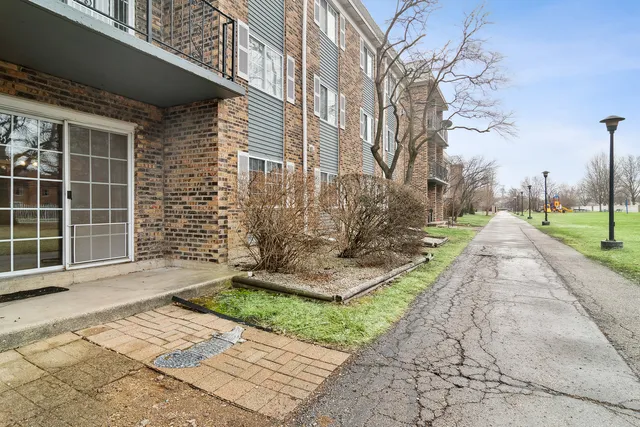$2,000 | 1633 North Windsor Drive, Unit 113, Arlington Heights, IL 60004