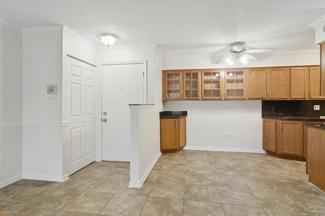 $2,000 | 1633 North Windsor Drive, Unit 113, Arlington Heights, IL 60004