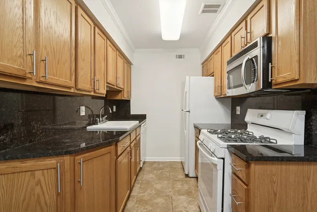 $2,000 | 1633 North Windsor Drive, Unit 113, Arlington Heights, IL 60004