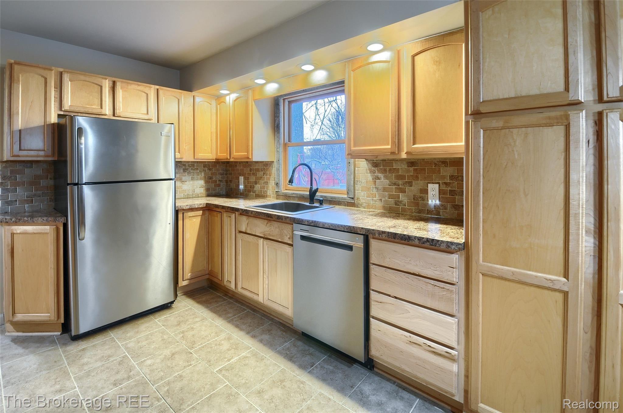 5250 East Carpenter Road Flint, MI 48506 - Photo 7 of 33 DSC_5047-HDR(5).jpg