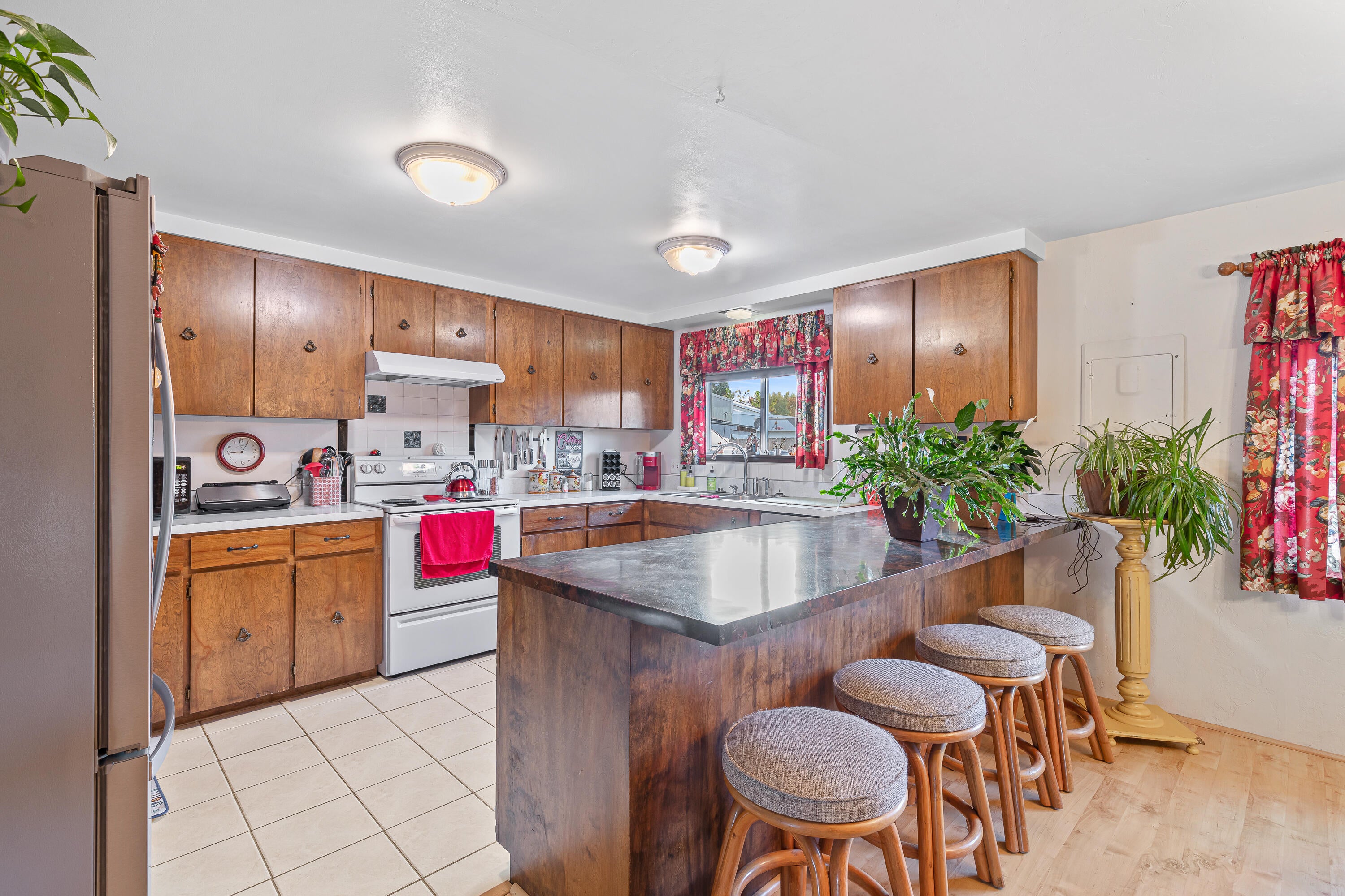 2627 Merriman Road Medford, OR 97501 - Photo 7 of 25 Kitchen and Eating Bar