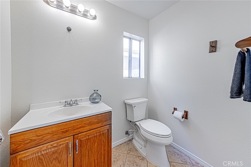 15377 Tobarra Road Fontana, CA 92337 - Photo 15 of 38 Generously sized half bathroom on the main level