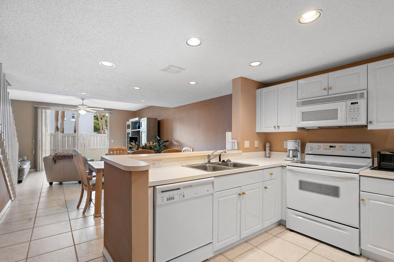 1050 Jeffery Street Boca Raton, FL 33487 - Photo 4 of 25 012-1050JefferyStreet-BocaRaton-FL-33487