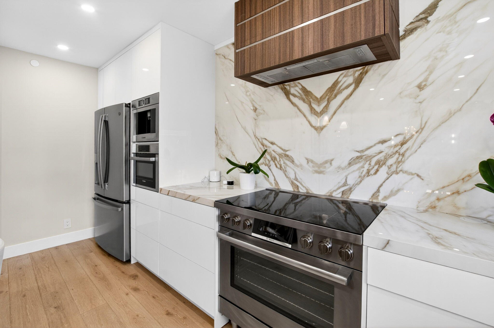 950 De Soto Road, Unit 5A Boca Raton, FL 33432 - Photo 22 of 98 a kitchen with stainless steel appliances and cabinets