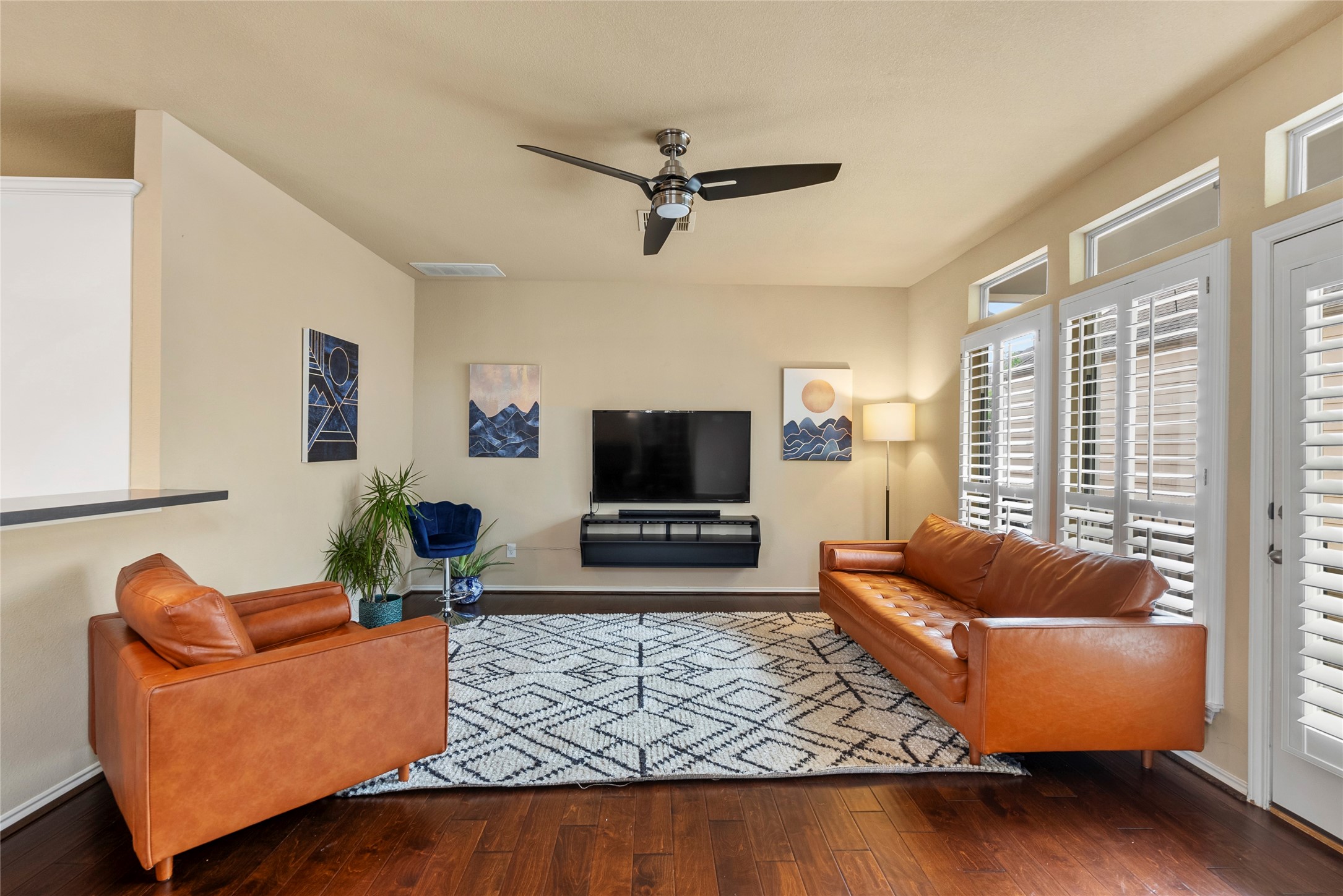 5239 Schuler Street, Unit C Houston, TX 77007 - Photo 15 of 16 a living room with furniture and a flat screen tv