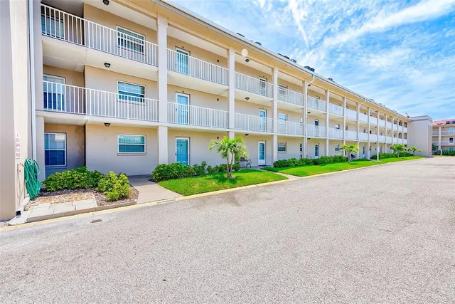 $2,000 | 10215 Regal Drive, Unit 41, Largo, FL 33774