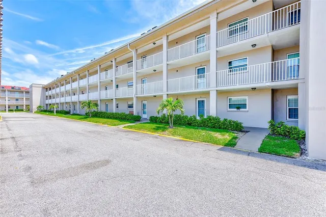 $2,000 | 10215 Regal Drive, Unit 41, Largo, FL 33774
