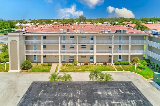 $2,000 | 10215 Regal Drive, Unit 41, Largo, FL 33774