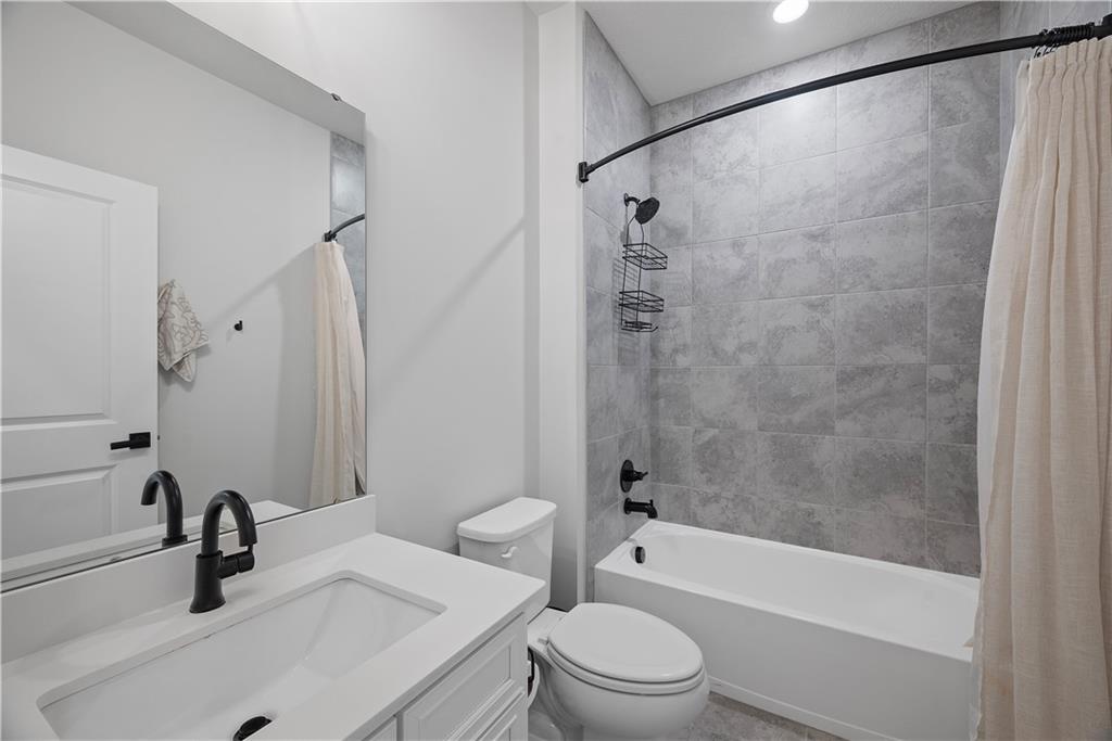 606 Spruce Lane Canonsburg, PA 15317 - Photo 25 of 36 a bathroom with a sink a toilet and a bathtub