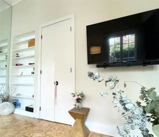 $4,100 | 8956 Norma Place, West Hollywood, CA 90069