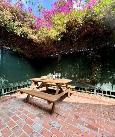 $4,100 | 8956 Norma Place, West Hollywood, CA 90069