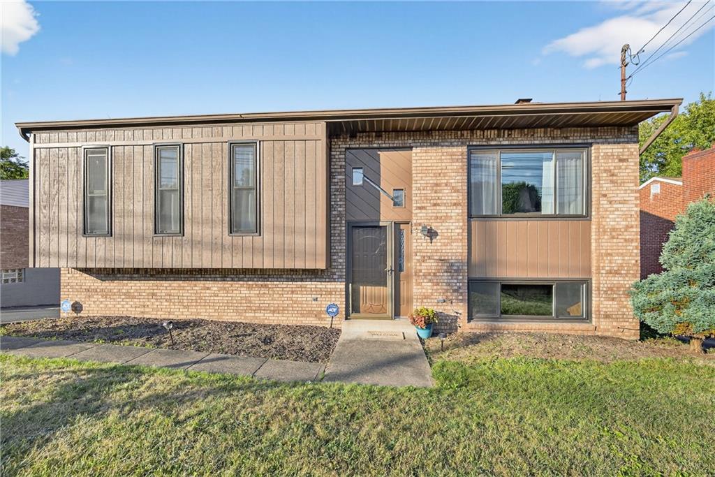 Welcome to your New Home at 75 Coraopolis Road!