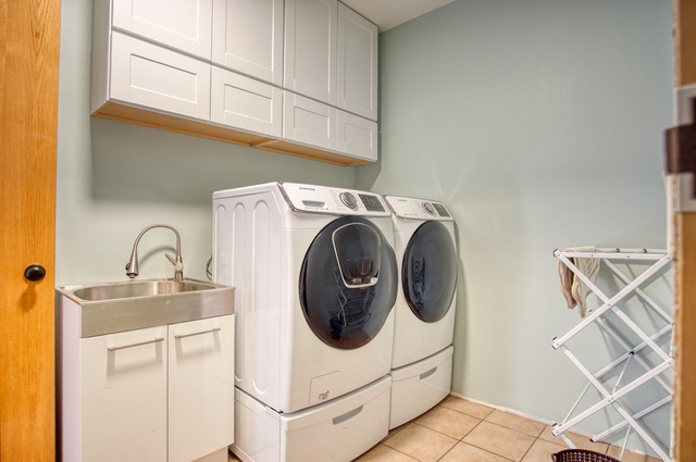 115 North Prospect Avenue Streamwood, IL 60107 - Photo 34 of 41 a utility room with dryer and washer