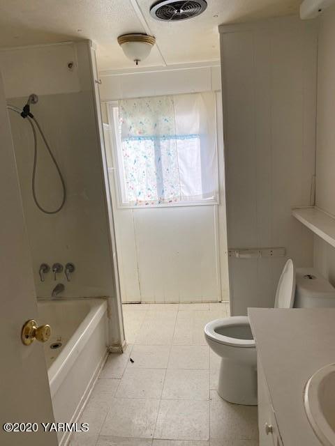 9031 Naches Heights Road Tieton, WA 98947 - Photo 8 of 10 9031 naches heights bath