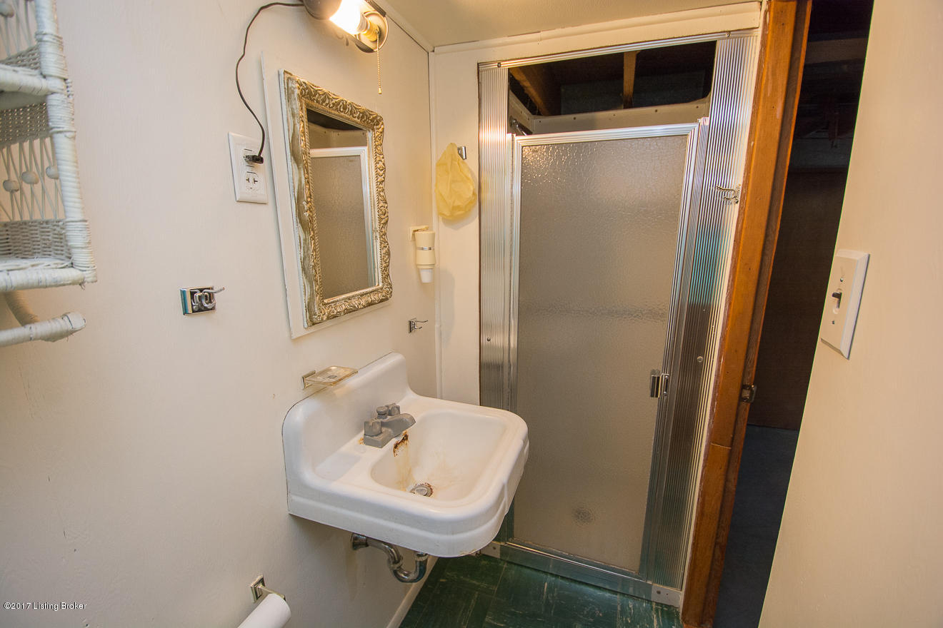3739 Rouge Way Louisville, KY 40218 - Photo 34 of 40 Full Bath