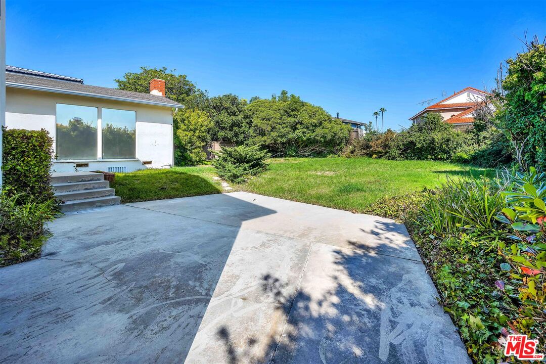29636 Stonecrest Road Rancho Palos Verdes, CA 90275 - Photo 27 of 32 a view of a house with backyard and garden