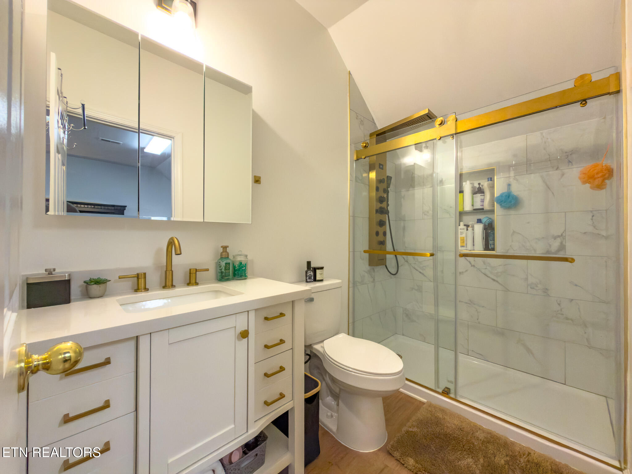 178 Chahyga Way Loudon, TN 37774 - Photo 26 of 38 Guest Bathroom