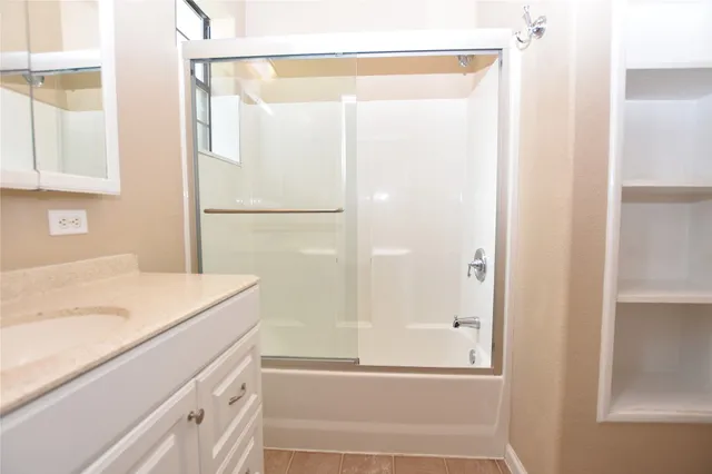 $1,300 | 405 Mc Kinney Lane, Crosby, TX 77532