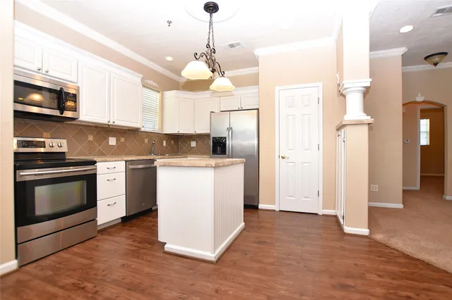 $1,300 | 405 Mc Kinney Lane, Crosby, TX 77532