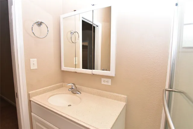 $1,300 | 405 Mc Kinney Lane, Crosby, TX 77532