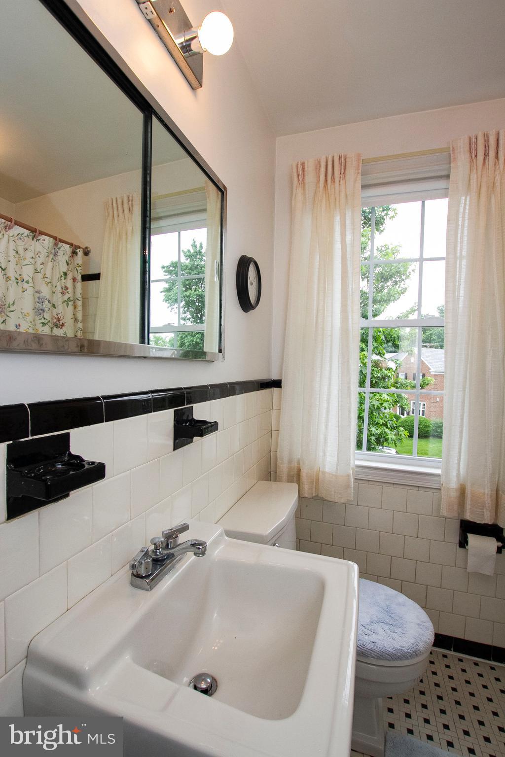 7014 Heathfield Road Baltimore, MD 21212 - Photo 22 of 26 Full ceramic Bath.