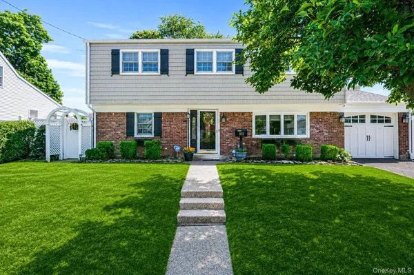 $679,000 | 332 North Monroe Avenue, Lindenhurst, NY 11757