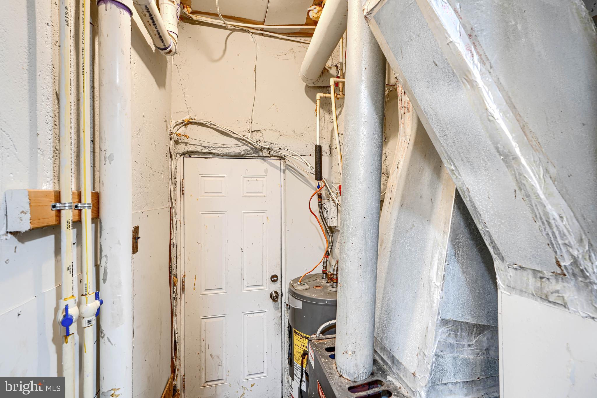 402 Chestnut Court Dundalk, MD 21222 - Photo 14 of 36 a view of an entryway