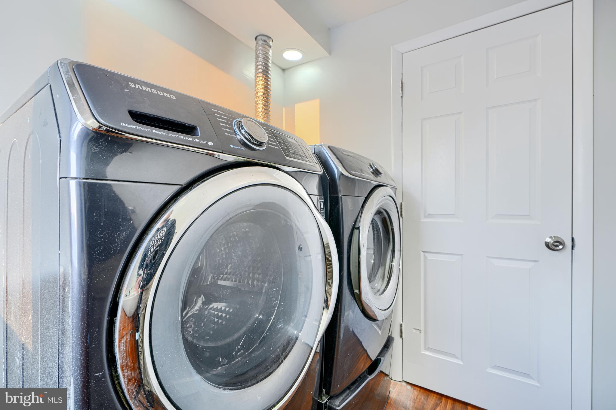 402 Chestnut Court Dundalk, MD 21222 - Photo 5 of 36 a utility room with dryer and washer