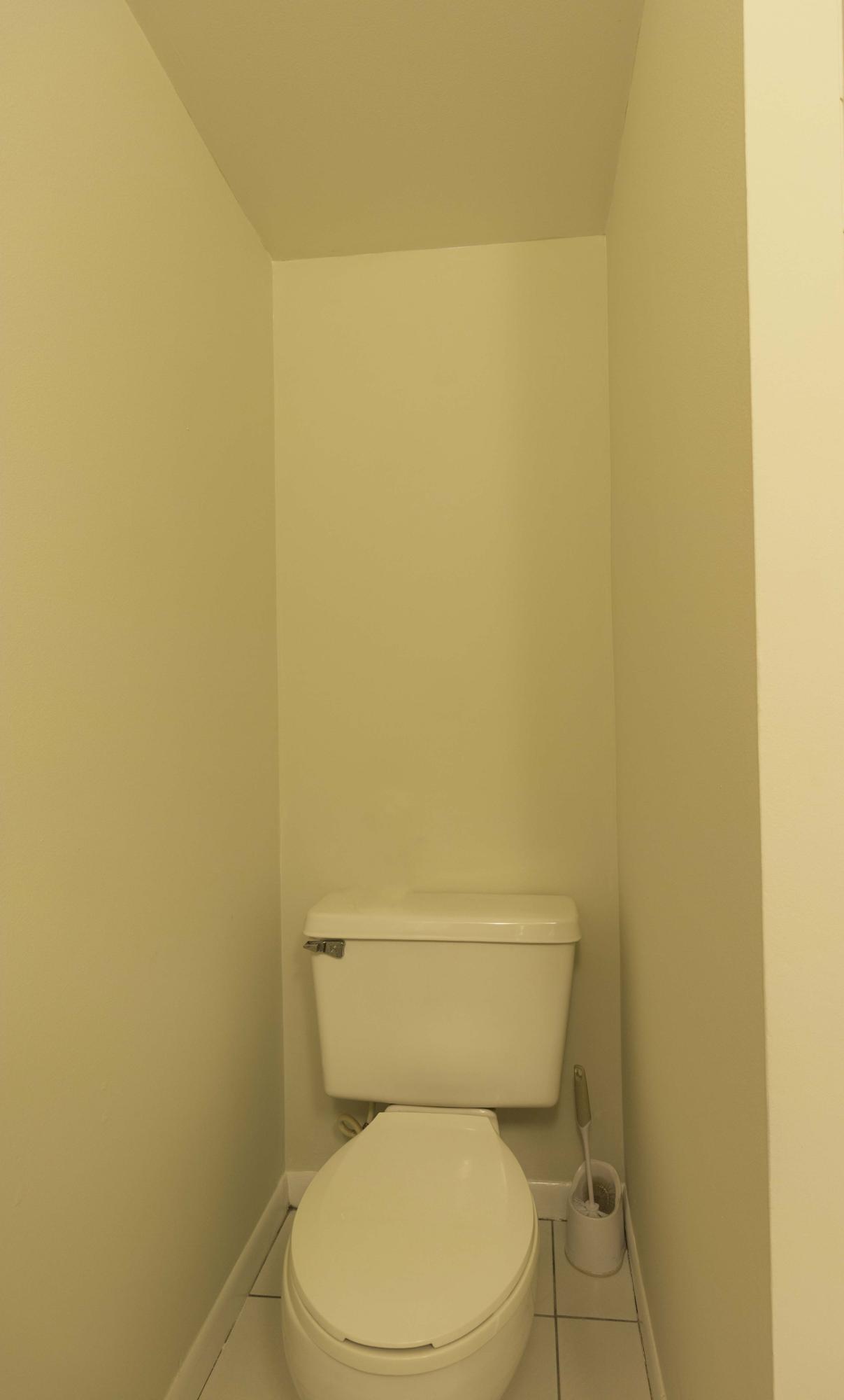 3142 Southeast Brook Street Stuart, FL 34997 - Photo 23 of 32 MasterToilet01