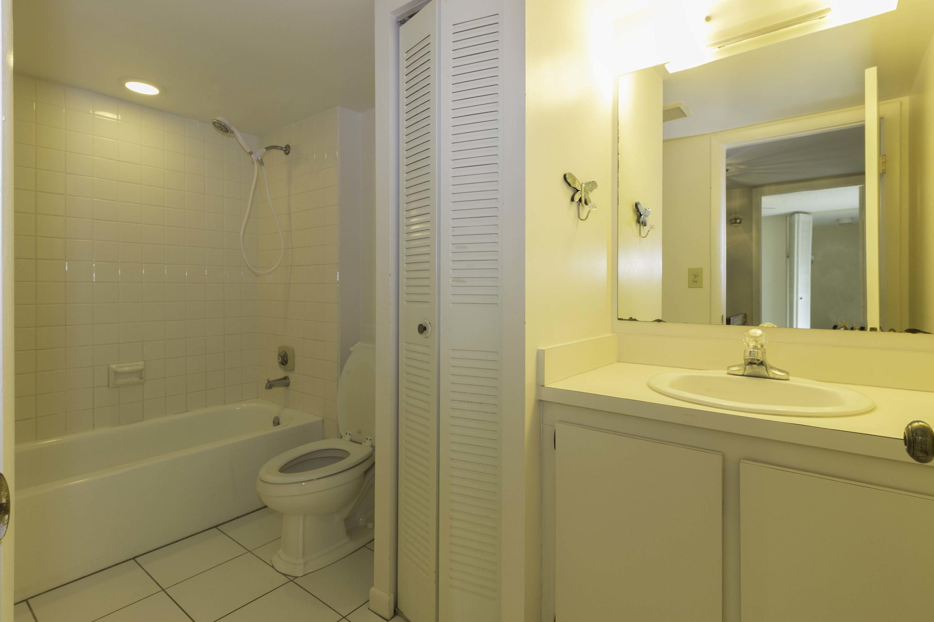 3142 Southeast Brook Street Stuart, FL 34997 - Photo 25 of 32 Bathroom01