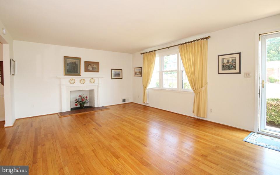 7602 Lauralin Place Springfield, VA 22150 - Photo 2 of 30 Living Room