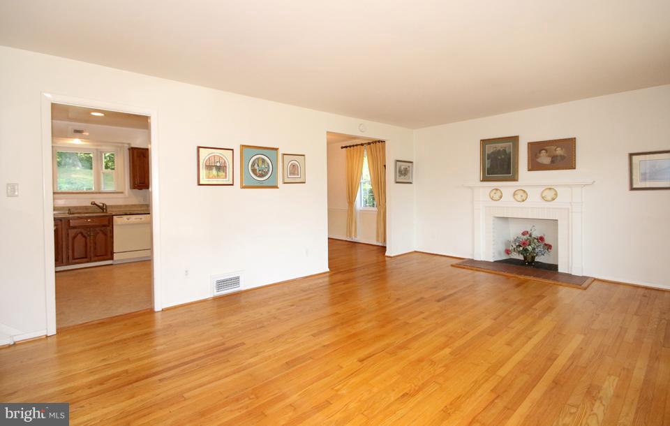 7602 Lauralin Place Springfield, VA 22150 - Photo 4 of 30 Living Room
