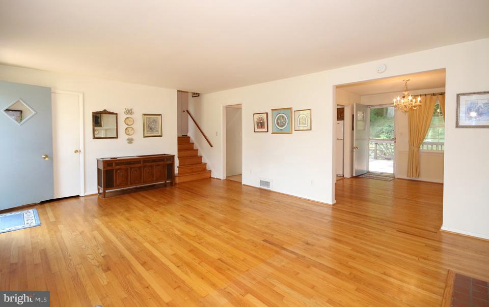 7602 Lauralin Place Springfield, VA 22150 - Photo 5 of 30 Living Room