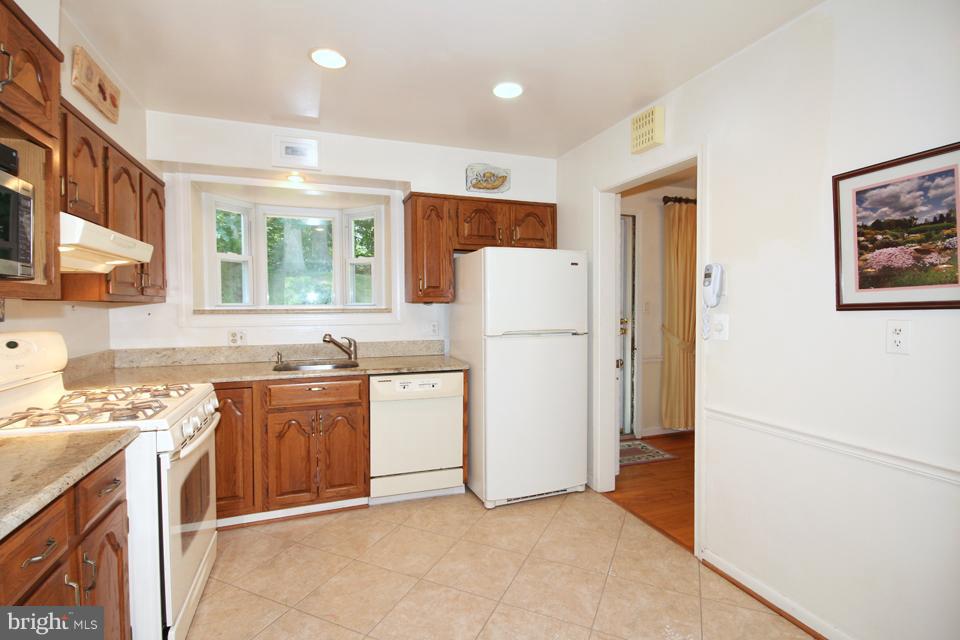 7602 Lauralin Place Springfield, VA 22150 - Photo 9 of 30 Kitchen