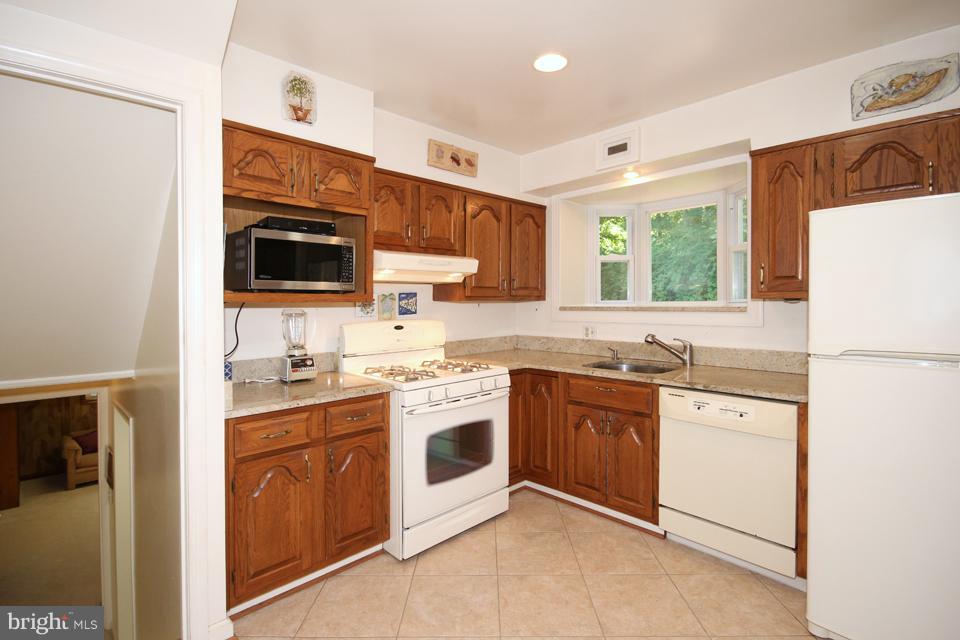 7602 Lauralin Place Springfield, VA 22150 - Photo 10 of 30 Kitchen