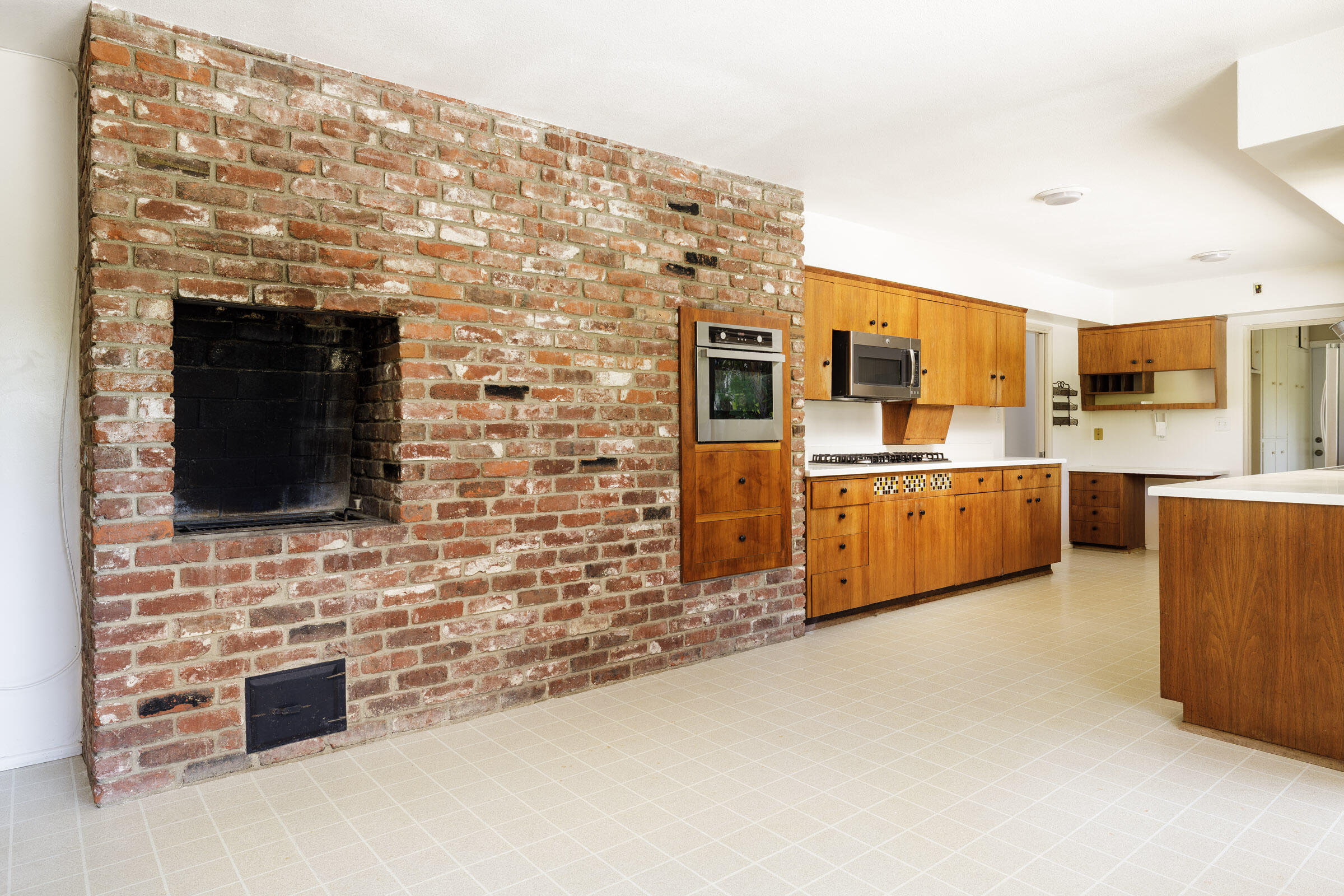 5256 James Road Santa Barbara, CA 93111 - Photo 11 of 36 Built-In Oven and Indoor Grill
