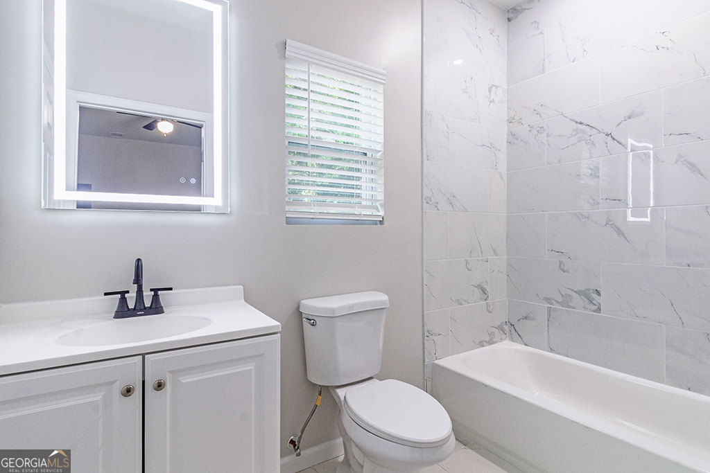 789 Main Street Macon, GA 31217 - Photo 17 of 19 a bathroom with a toilet a sink and bathtub